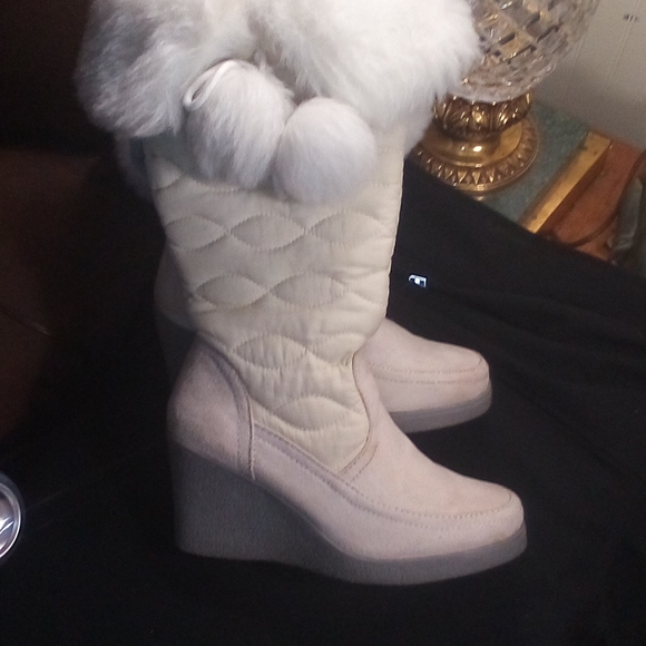 Woman's size 6 Predictions white wedge winter boots faux fur trim with pom poms. - Picture 11 of 13